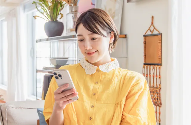 予約フォームを確認する女性