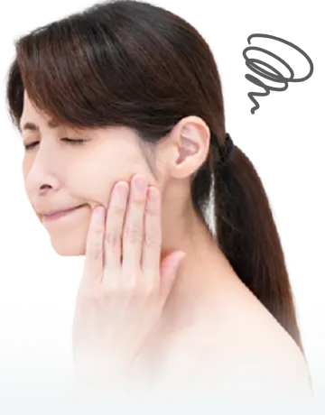 歯の痛みに悩む女性